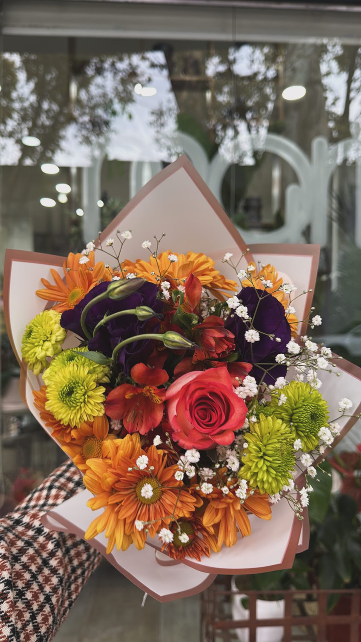 Ramo floral con rosas, lisianthus, astromelias y margaritas