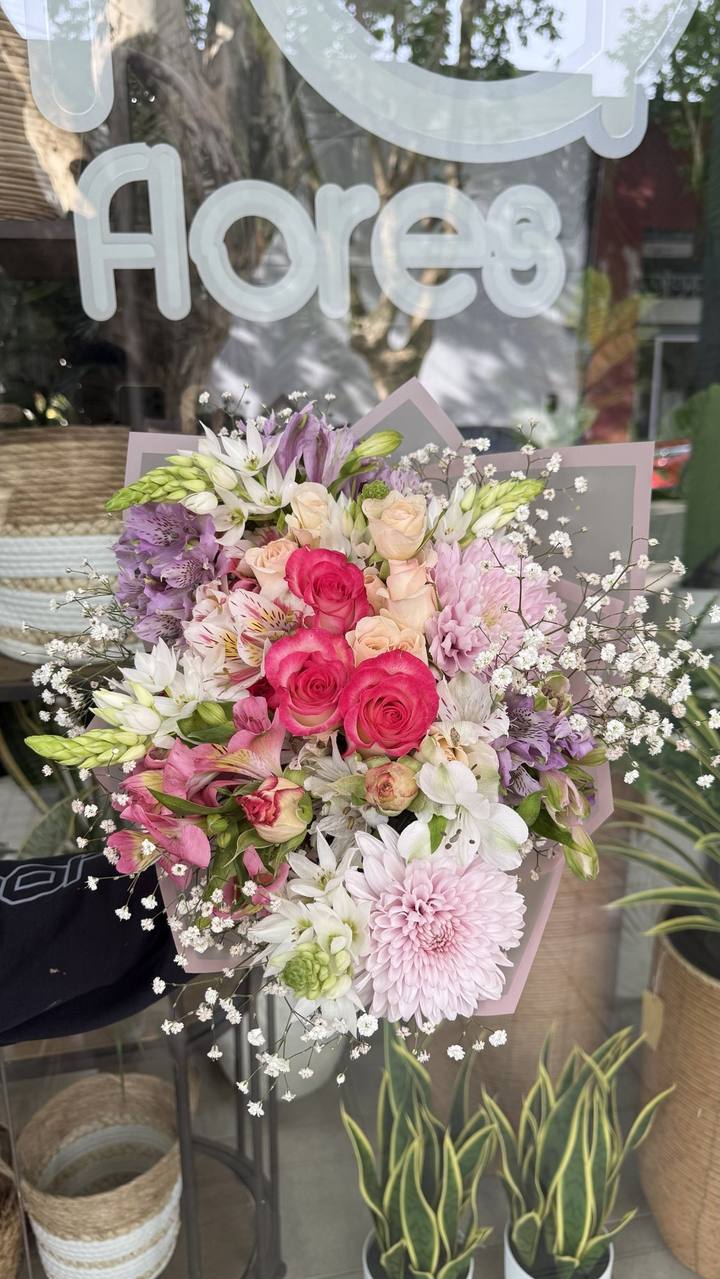 Ramo floral con rosas spray, ornithogalum, astromelias y margaritas