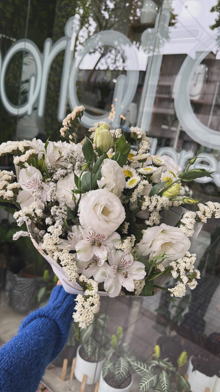 Ramo floral de statice, lisianthus y astromelias