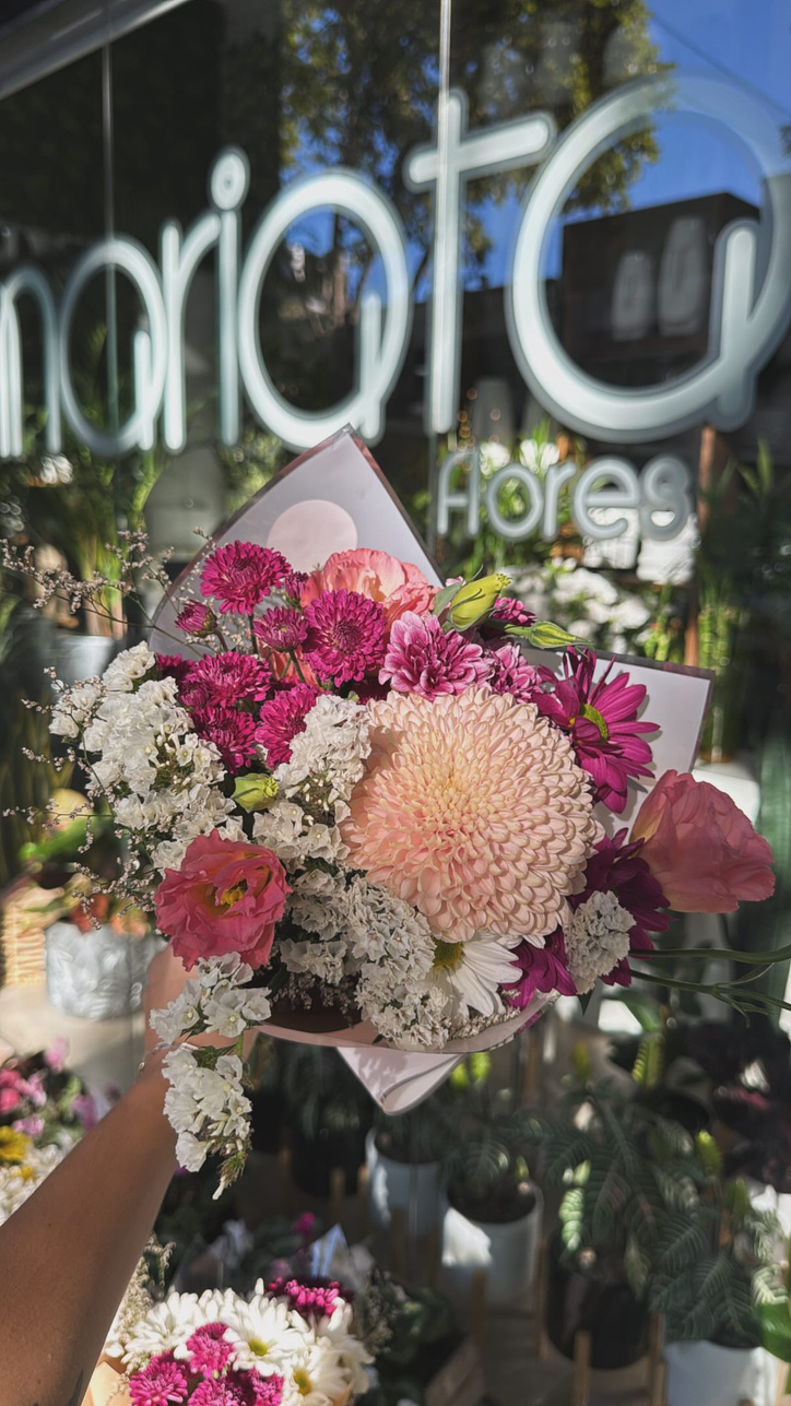 Ramo floral de statice, lisianthus, crisantemo y margaritas
