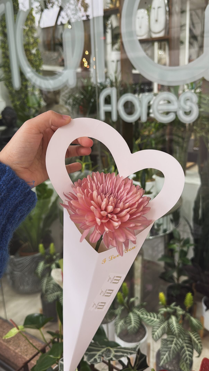 Porta flor de corazón con una sola flor